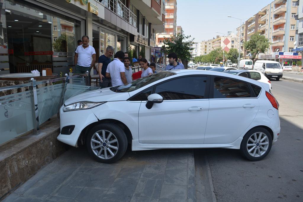 Park etmeye çalışan bayan sürücü kaldırıma çıktı Park etmeye çalışan bayan sürücü kaldırıma çıktı
